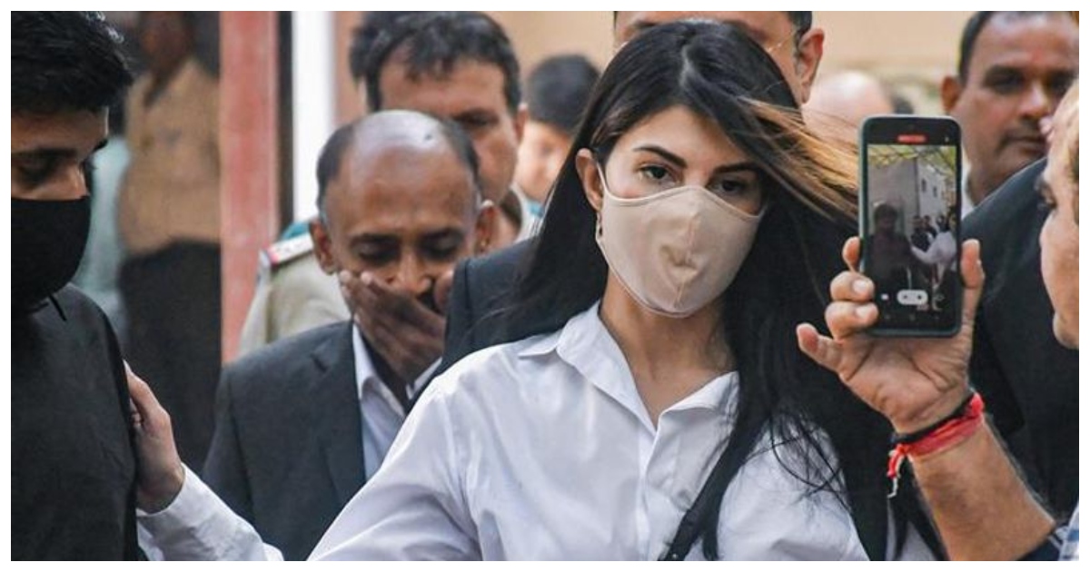 প্রেমিকা’র জন্য এখনও নানা রকমের দামি উপহার পাঠান সুকেশ। ছবি: দ্য ট্রিবুন